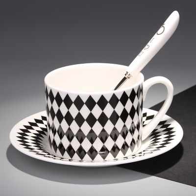 European Coffee Cup and Saucer Set Ceramic Royal Mate Coffee Cups Set Pottery Tea Porcelain Creative Kubek Drinkware QAB50BZ