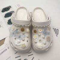 Crocs Jibbitz Charms แต่งด้วยหัวเข็มขัดรองเท้าแบบโซ่รองเท้ามุกผีเสื้อสีฟ้าถอดออกได้สำหรับ Crocs