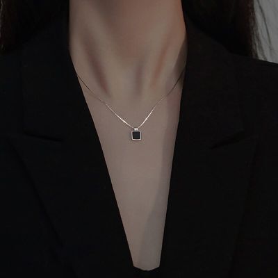 【CW】Fashion Aesthetic Black Square Pendant Necklace for Women Silver Plated Sweater Clavicle Chain Necklace Statement Jewelry Gift