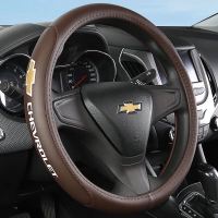 Embossed พวงมาลัยสำหรับ Chevrolet Captiva Cruze Spin Optra Trailblazer เบาะรถหรูระบายอากาศได้ดีและสวมสบาย Original พิเศษอุปกรณ์โลโก้