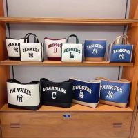 เกาหลี NY New York MLB Yankees กระเป๋าช้อปปิ้งใหม่ความจุมากสำหรับทั้งหญิงและชายกระเป๋าทรงสี่เหลี่ยมมีหูหิ้วสะพายไหล่อักษรปักลายใหม่กระเป๋าทรงถัง