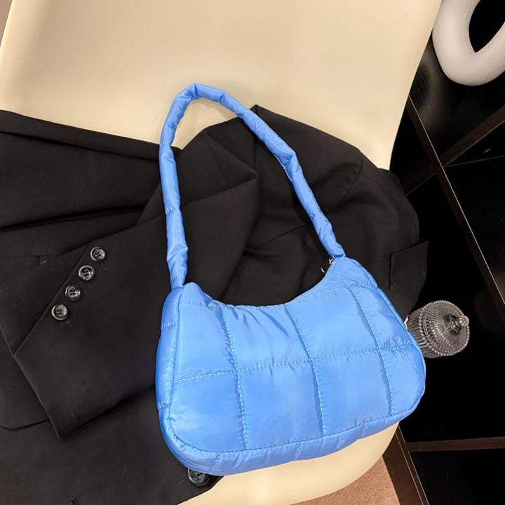 กระเป๋าถือของผู้หญิงควิลท์ลำลองกระเป๋าบุนวมแฟชั่นฤดูหนาวสีทึบอ่อนอบอุ่นหรูหราสำหรับเดินทางซื้อของ