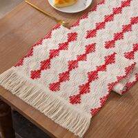 【Slow life】ผ้าปูโต๊ะอาหารแบบไหลเสื่อรองจานผ้าป่านสีแดงมีพู่การตกแต่งบ้านสไตล์โบโฮยาว108นิ้วสำหรับใช้ในครัวเทศกาลคริสต์มาส