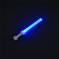 USB Lightsaber สามารถเรืองแสงได้กระบี่แสงแบบชาร์จไฟได้นำแสงดาบเลเซอร์อุปกรณ์เสริมตัวละครในการสร้างภาพยนตร์อาวุธทางการทหารเด็กของเล่นเด็กผู้ชายชุดอาคาร