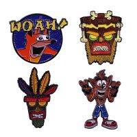 {Match maker}} Retro 90 39; S Gaming Cool Crash Bandicoot Brooch Collection Woah! Aku Aku Mask Badge แฟนวิดีโอเกมผจญภัยที่ซื่อสัตย์ Gift