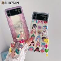 สำหรับ Samsung Galaxy Z Flip 3 4เคสโซ่พันข้อมือดอกไม้ยิ้มน่ารักสำหรับ Zflip 4 Z ที่วาง Flip3 Flip4 Macaron ฝาครอบสร้อยข้อมือไข่มุก