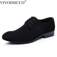 【QZY Department Store】รองเท้า VIVODSICCO สำหรับผู้ชาย Oxfords รองเท้าหนังนิ่มหนังกลับด้านส้นแบนแฟชั่นสีดำรองเท้าแต่งงาน Nubuck