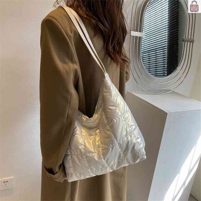 【Ready Stock】🚚Fashion Shoulder Bag Large-capacity Cotton Padded Shoulder Handbags Solid Shoulder Tote Portable Travel for Ladies Girl