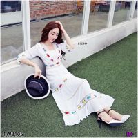 J8105 Maxi Dress แม็กซี่เดรสพิมพ์ดอกแต่งลูกไม้ Floral print maxi dress decorated with lace