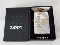 Zippo 49324 Jim beam diagonal weave laser engrave. สีเงิน ผิวโครเมี่ยมขัดตะไบ  ลายแบบเลเซอร์   ของใหม่ไม่ผ่านการใช้งาน  มาพร้อมกล่องตรงรุ่น  รับประกันของแท้