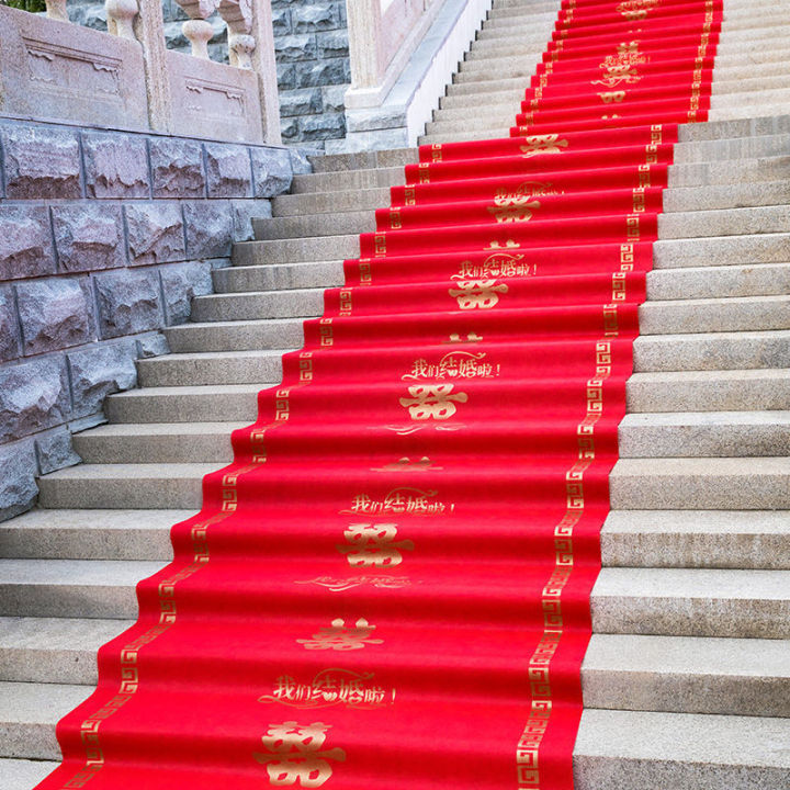 ผ้าใยสังเคราะห์แบบใช้แล้วทิ้งสำหรับงานแต่งงานพรมแดงมีบันไดสีแดงหนาพรมแดงใหญ่ใช้แล้วทิ้ง