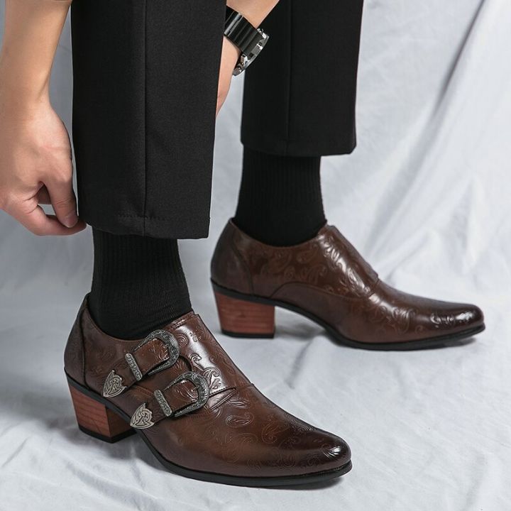 รองเท้าขนาดใหญ่ส้นสูงแฟชั่นคลาสสิกสำหรับผู้ชายรองเท้าแหลมหนังแฟชั่นสีน้ำตาล46นิ้ว