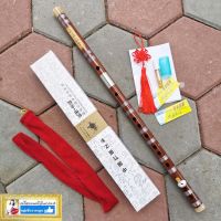 ขลุ่ยจีน ของแท้ bamboo flute รุ่นมืออาชีพ ยี่ห้ออี้เฟย ทำจากไม้ไผ่ขม จากซานตง แกะสลักปีกอักษรสีทอง ปรับจูนเสียงด้วยข้อต่อ2ชั้น มาพร้อมกล่อง กาวติดเยื่อไผ่ พู่ห้อยขลุ่ย เยื่อไผ่ ถุงผ้าใส่ขลุ่ย ตารางวางนิ้วและโน๊ตเพลงฝึกเบื้องต้น