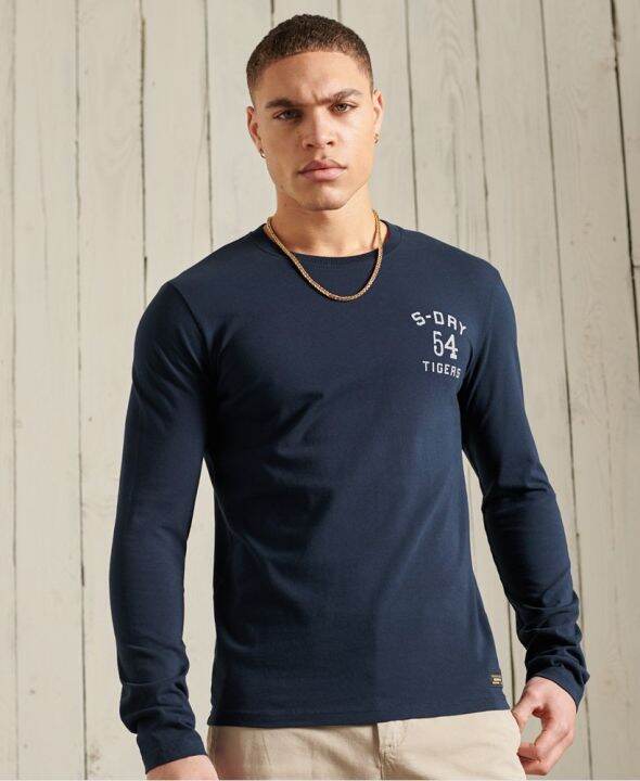 superdry-military-graphic-long-sleeve-t-shirt-เสื้อแขนยาว-สำหรับผู้ชาย-สี-deep-navy