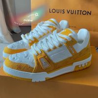 M.IEW LV 1A9JHC รองเท้าผ้าใบรุ่น LV TRAINER สีขาวและสีส้ม