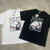 LOEWE 23โลวีแนวโน้มแฟชั่นใหม่ฤดูร้อน,เสื้อยืดผ้าฝ้ายผู้ชายและผู้หญิงพิมพ์ลายเดียวกันแขนสั้น