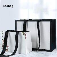 Stobag 5ชิ้นกระดาษคราฟท์สีขาวสีดำของขวัญบรรจุภัณฑ์กระดาษแข็งกระเป๋าโท้ทของขวัญของขวัญของที่ระลึกร้านค้าปาร์ตี้โลโก้ที่กำหนดเองแบบพกพา