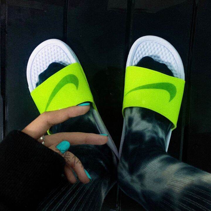 Nike benassi slippers 2025 for women green