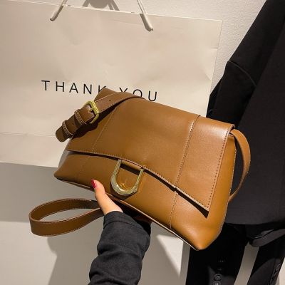 The new winter 2021 vintage handbags female fashion line PU texture single shoulder bag is contracted small bread inclined shoulder bag