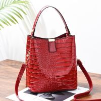 Female bag 2021 new fashionable bright skin bucket package in Europe and the contracted stone grain laptop bag shoulder inclined shoulder bag