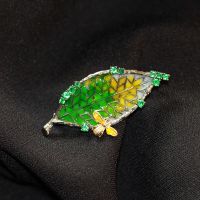 Retro Brooch Jewelry Luxury Enamel Pin Green Leaf Collar Pin for Woman Leaf Bee Brooch Pin Fashion Accessories Colthing Ornament