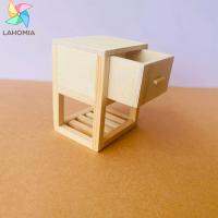 Lahomia โต๊ะหัวเตียงบ้านตุ๊กตาไม้พร้อมลิ้นชักสำหรับไมโครภูมิทัศน์แบบ DIY