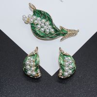 2020 reen Leaf Brooch with pearl traditional alloy Brooch for wedding and banquet gift Brooch ydgy