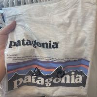 ❖ ไฟกระพริบ✒Patagonia สีเทาอ่อนรูปแบบคลาสสิกชุดพิมพ์โจ๊กผ้าฝ้ายผู้ชายและผู้หญิงแขนสั้นเสื้อยืด Tee