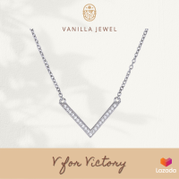 Vanilla Jewel จี้ พร้อม สร้อยคอ เงินแท้ 925 "V" Victory to you รุ่น Protection Collection จี้ ความหมายดีๆ สำหรับคุณ สร้อยคอ สไตล์ มินิมอล]