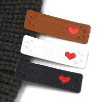 50Pcs 51x15mm Handmade Tags Hand Made With Love Red Heart Sewing Labels DIY Clothes PU Leather Knitting Tags For Hats/Gift Decor Stickers Labels