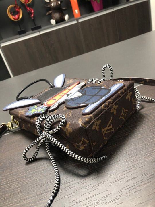 พร้อมกล่อง-กระเป๋าโทรศัพท์-lv-กระต่ายน่ารักลายการ์ตูนสลิงกระเป๋าสำหรับผู้หญิงและผู้ชายขายแฟชั่นเกาหลีจดหมายพิมพ์ข้ามร่างกายกระเป๋าสะพายกระเป๋า-lv-กระเป๋าถือกระเป๋าโทรศัพท์มือถือกระเป๋ากระเป๋าสตางค์สี่