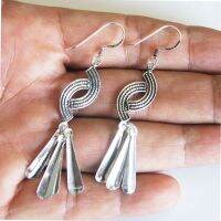 Thai design dangle earrings 925 sterling silver ลวดลายไทย น่ารักทำจากมึอลวดลายไทยตำหูเงินสเตอรลิงซิลเวอรสวยของฝากที่มีคุณค่า สวยเด่น สดุดตา