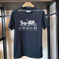 Coach เสื้อยืดผู้หญิงสไตล์ใหม่ลายรถม้าแขนสั้นคอกลมลำลอง