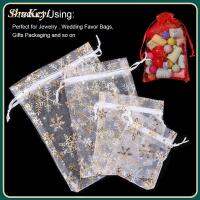 SHUKEYI 50pcs/lot อุปกรณ์ปาร์ตี้ การออกแบบเกล็ดหิมะ สีขาวสีแดง กระเป๋า Organza ถุงของขวัญ กระเป๋าใส่ขนมหูรูด ถุงบรรจุภัณฑ์เครื่องประดับ