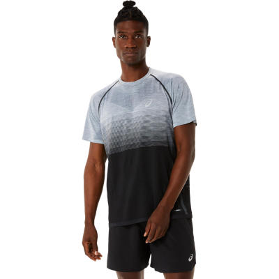 ASICS :  SEAMLESS SS TOP MEN RUNNING เสื้อ ผู้ชาย เสื้อ เสื้อคอกลม ของแท้  PERFORMANCE BLACK/CARRIER GREY