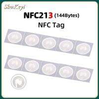 SHUKEYI 50pcs 13.56MHz ป้าย NFC กลมกลมๆ เส้นผ่าศูนย์กลาง25มม. ฉลาก NFC213 ทนทานต่อการใช้งาน ป้ายสติกเกอร์ฉลาก สำหรับ Huawei Share ios13ทางลัดอัตโนมัติส่วนบุคคล คัดลอกป้ายโคลน