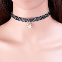 สร้อยคอ Choker แฟชั่น ริบบิ้นผ้า ลายหนังงู จี้ผีเสื้อสีทอง มุกเทียมตรงกลาง ยาว 33.5 ซม. 1 เส้น