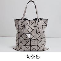 Issey Miyake กระเป๋า2023ใหม่ฤดูร้อนหนึ่งไหล่6ตาราง Rhombus กระเป๋าผู้หญิงเรขาคณิตแบบพกพาหลากหลายกระเป๋าพับได้ใหม่