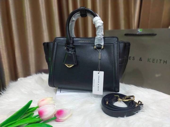 charles-amp-keith-trapeze-bag-ของแท้-outlet-ราคาถูก-ขนาด-12-นิ้ว