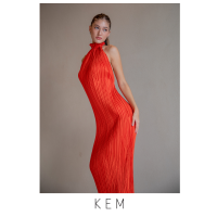 Kemissara Grapefruit Dress Halter Neck - Spice เดรสพลีตผู้หญิงไหล่ลํ้าสีส้มแสด Ruffleที่คอ ผ้าพลีตยืดตามลําตัว ONE SIZE เดรสยาว 54"