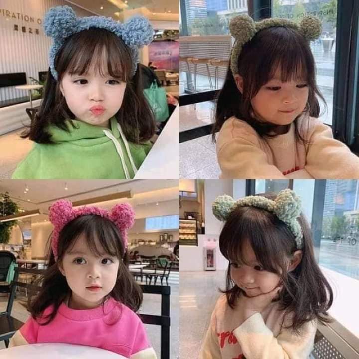 Băng đô rửa mặt gấu cute tóc trẻ em Hàn Quốc: Băng đô rửa mặt gấu cute tóc trẻ em Hàn Quốc thật sự không thể chối từ được. Bên cạnh việc giữ tóc gọn gàng cho bé, kiểu băng đô rửa mặt này còn thêm chút ngộ nghĩnh, dễ thương với họa tiết gấu trên nền vải màu pastel. Chắc chắn món phụ kiện này sẽ khiến bé yêu của bạn trông thật dễ thương và đáng yêu.