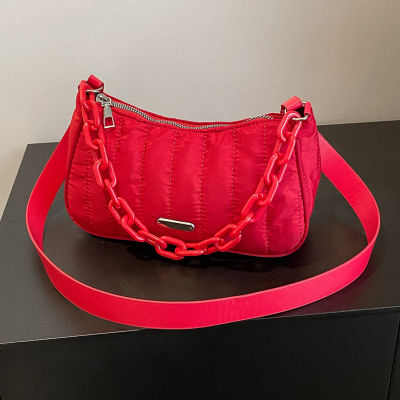 กระเป๋าหิ้วถักร้อยร้อยเป็นถักสำหรับผู้หญิงประดับโซ่สีทึบ