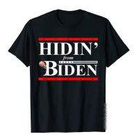 เสื้อยืดผ้าฝ้าย พิมพ์ลาย Hidin From Biden For President Funny 2023 สําหรับผู้ชาย  60JW