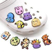 【HOT JJSGWIXLOOWEHG 541】Pikachu รองเท้าพีวีซีโปเกมอนใหม่เครื่องประดับหัวเข็มขัด Crocs DIY รองเท้าการ์ตูนสัตว์ตกแต่งสำหรับเด็ก Crocs ของขวัญงานเลี้ยง