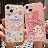 เคสโทรศัพท์นิ่มกันกระแทกลายการ์ตูนน่ารัก Cinnamoroll My พร้อมด้วยเพชรแวววาวเคสโทรศัพท์ทองสำหรับ iPhone 14 Pro Max Plus ฝาครอบด้านหลังโทรศัพท์แบบนิ่มกันกระแทกสำหรับ iPhone 13 Pro Max 13เคสโทรศัพท์ S สำหรับ Appe 12 11 XR X เคสห่อหุ้ม