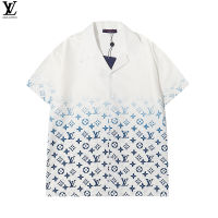 ♥(ภาพจริง)♥2023ใหม่ Original∮ LV Louis Viton∮ ผู้ชายเสื้อแขนสั้นเสื้อหล่อเสื้อฤดูร้อนแฟชั่นเต็มร่างกาย LV โลโก้พิมพ์ผ้าฝ้ายหลวมเสื้อลำลองเสื้อยืด