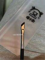 High-end Original Super easy to use! Beveled blade eyeliner brush Flat sickle eyelids down to eye lying silkworm details makeup brush