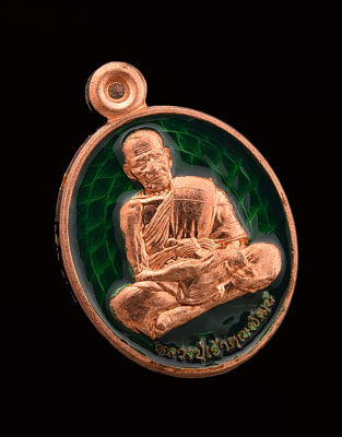 เหรียญเม็ดแตงเลื่อนสมณศักดิ์ หลวงพ่อพัฒน์ วัดห้วยด้วน พิมพ์นั่งเต็มองค์เนื้อทองแดงลงยาเขียว (วัดจัดสร้าง)