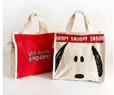 กระเป๋าถือ Snoopy มีลาย หน้าและหลัง  ด้านบนนมีซิป มีช่องใส่ของด้านข้าง ขนาด 22*24*12 cm