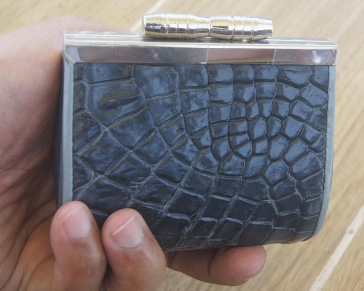 crocodile-wallet-สวยงาม-ทนทานใช้คุ้มค่างานฝีมือ-กระเป๋าหนังเป็นหนังจรเข้แท้-งานฝีมือไทย